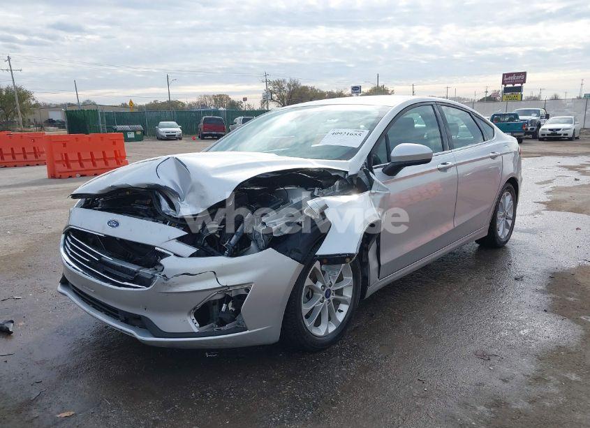 Photo 2 of 2019 Ford Fusion SE (VIN 3FA6P0HD9KR229945)