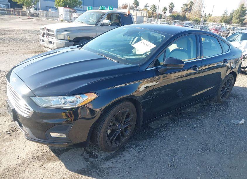 Photo 2 of 2019 Ford Fusion SE (VIN 3FA6P0HD9KR233008)