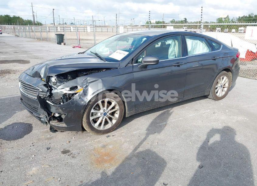 Photo 2 of 2020 Ford Fusion SE (VIN 3FA6P0HD9LR235200)
