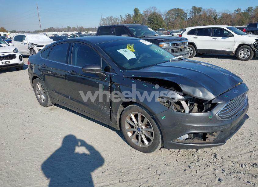 2017 Ford Fusion SE (VIN 3FA6P0HDXHR250165) main photo