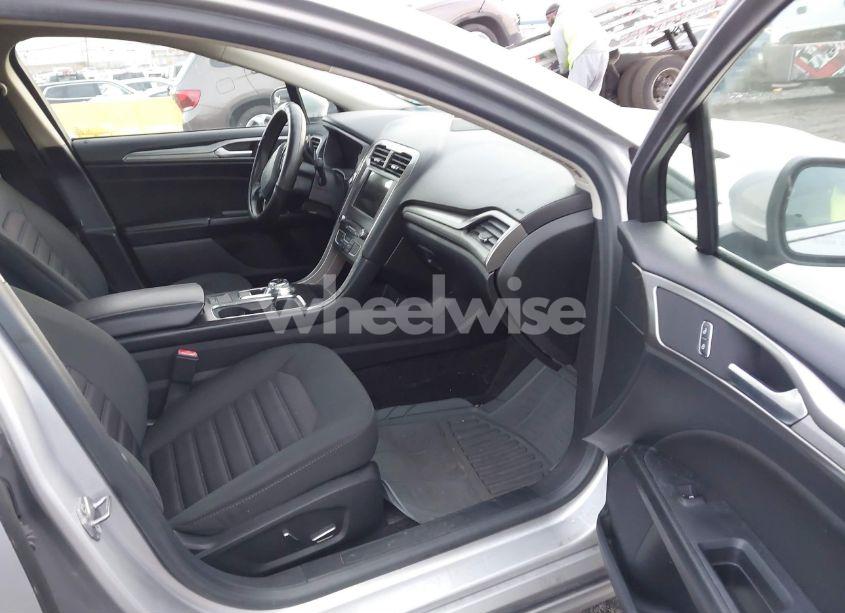 Photo 5 of 2018 Ford Fusion SE (VIN 3FA6P0HDXJR237504)