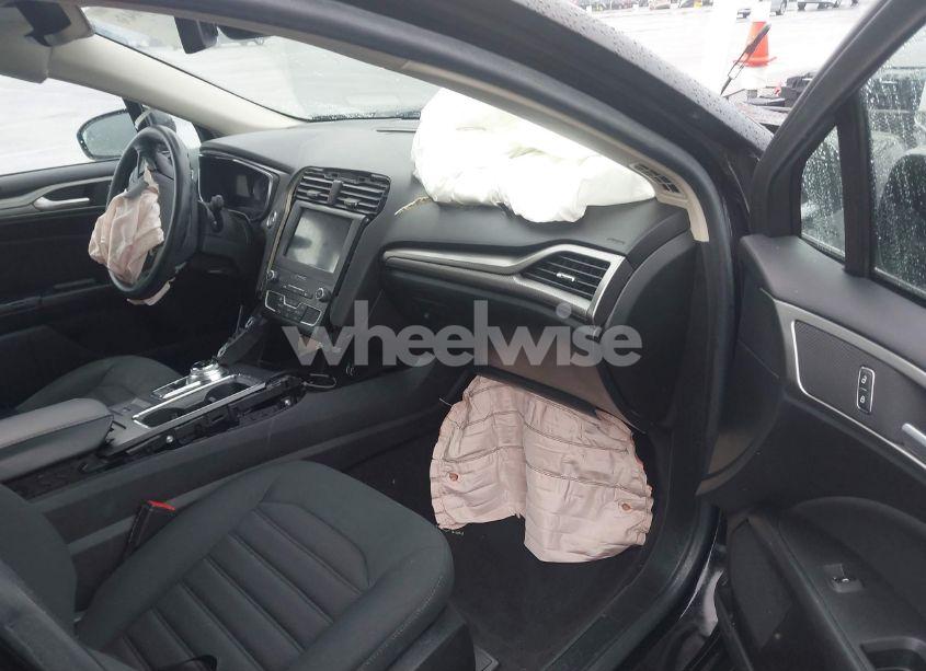 Photo 5 of 2019 Ford Fusion SE (VIN 3FA6P0HDXKR203516)