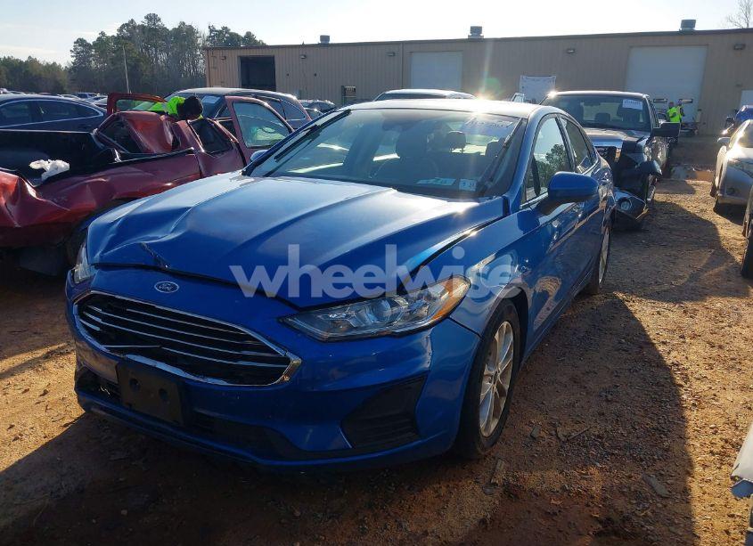 Photo 2 of 2019 Ford Fusion SE (VIN 3FA6P0HDXKR244647)