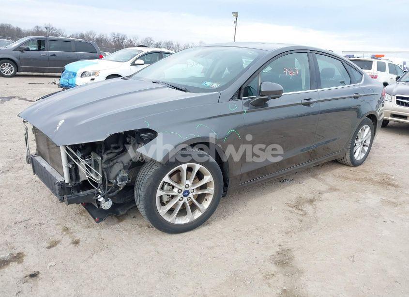 Photo 2 of 2019 Ford Fusion SE (VIN 3FA6P0HDXKR245510)