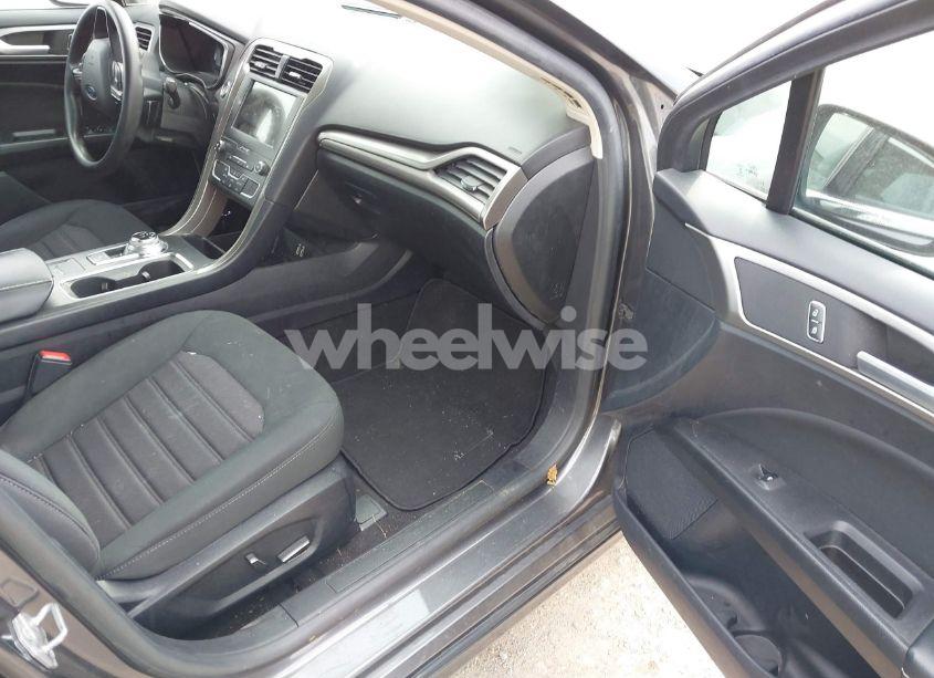 Photo 5 of 2019 Ford Fusion SE (VIN 3FA6P0HDXKR245510)