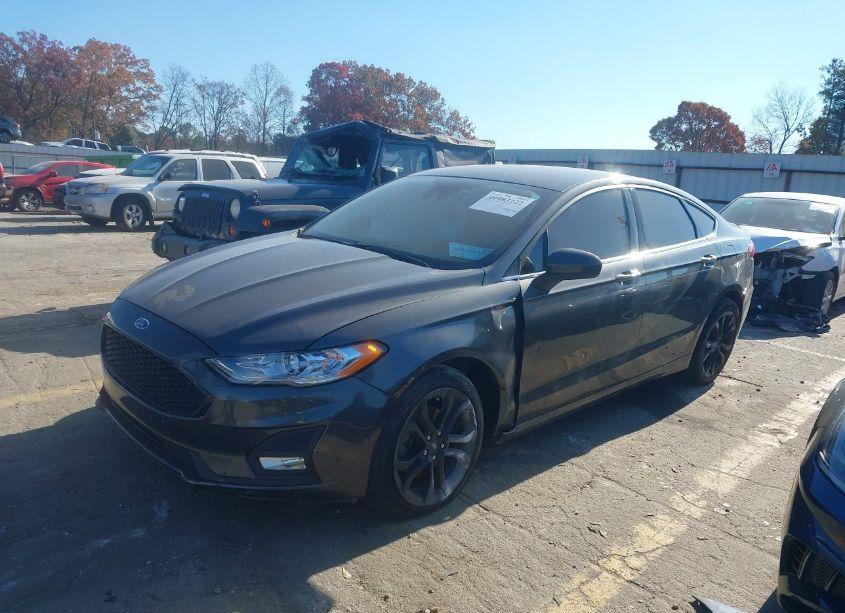 Photo 2 of 2019 Ford Fusion SE (VIN 3FA6P0HDXKR280208)