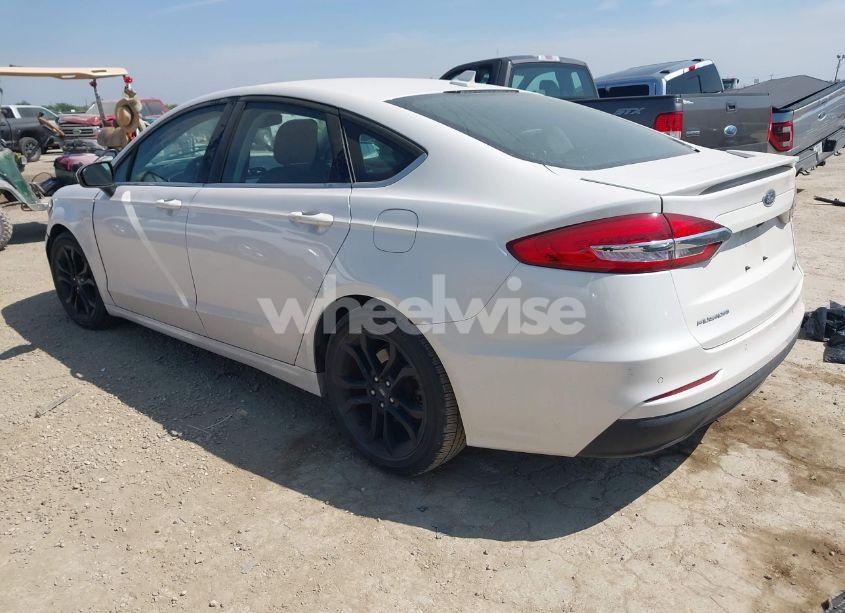 Photo 3 of 2019 Ford Fusion SE (VIN 3FA6P0HDXKR282850)
