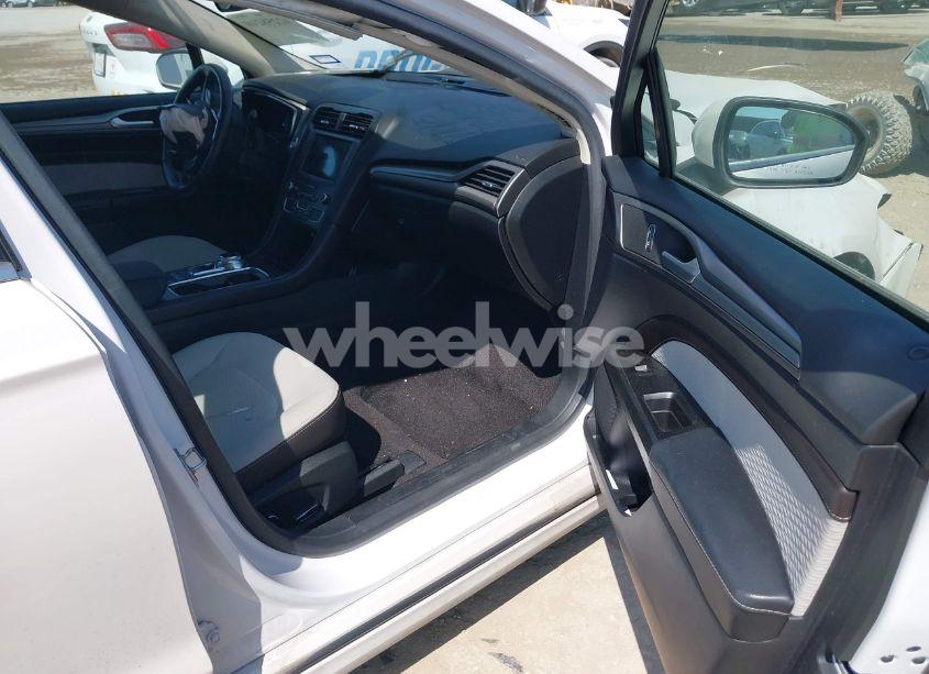 Photo 5 of 2019 Ford Fusion SE (VIN 3FA6P0HDXKR282850)