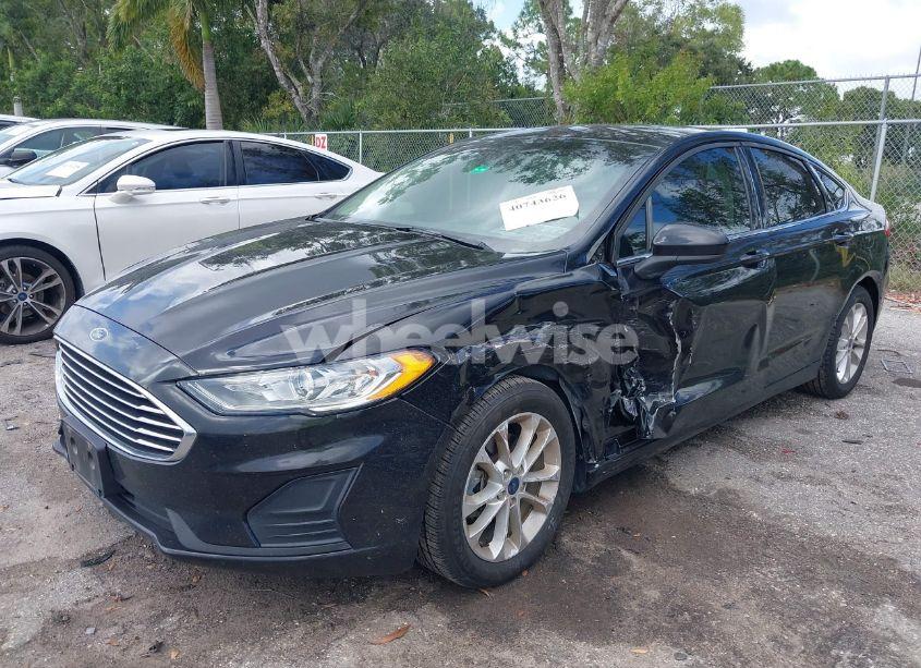 Photo 2 of 2020 Ford Fusion SE (VIN 3FA6P0HDXLR170082)
