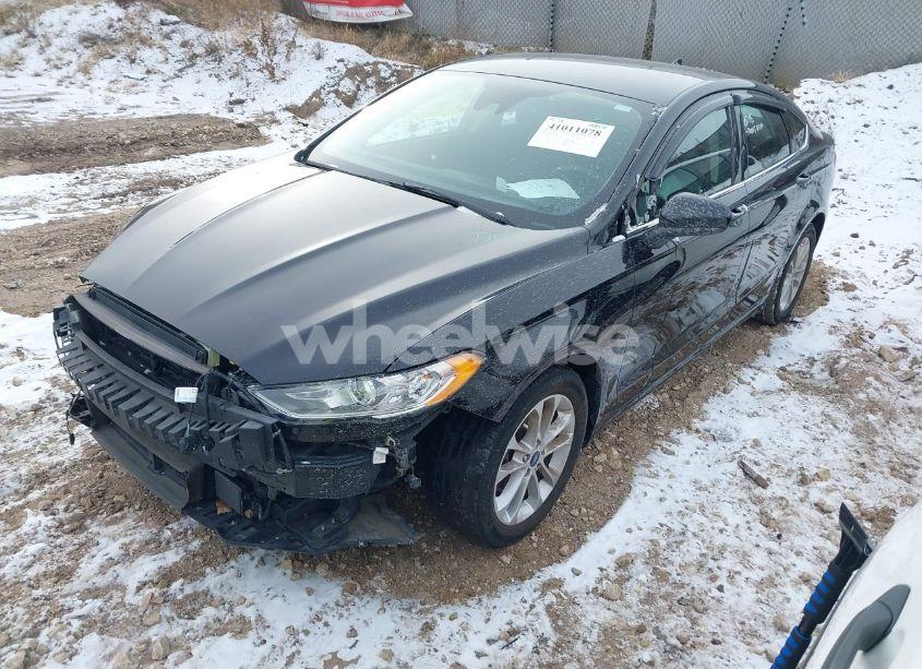 Photo 2 of 2020 Ford Fusion SE (VIN 3FA6P0HDXLR261188)