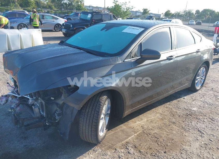 Photo 2 of 2020 Ford Fusion SE (VIN 3FA6P0HDXLR263572)