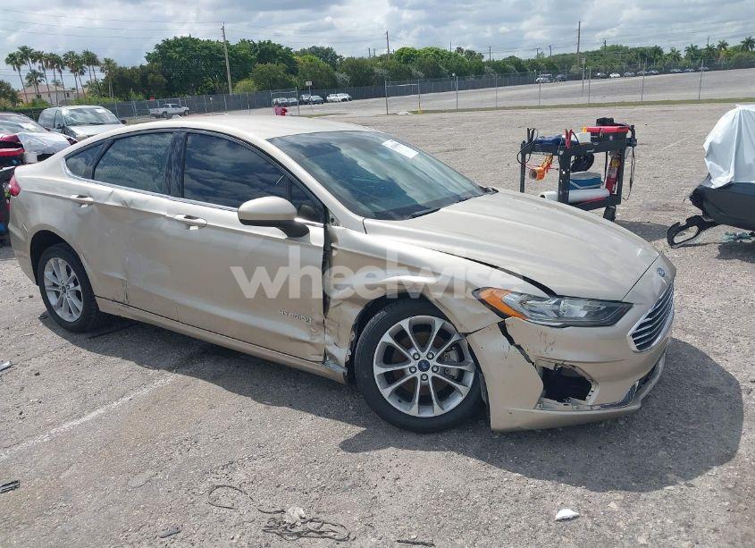 2019 Ford Fusion HYBRID SE (VIN 3FA6P0LU0KR155046) main photo