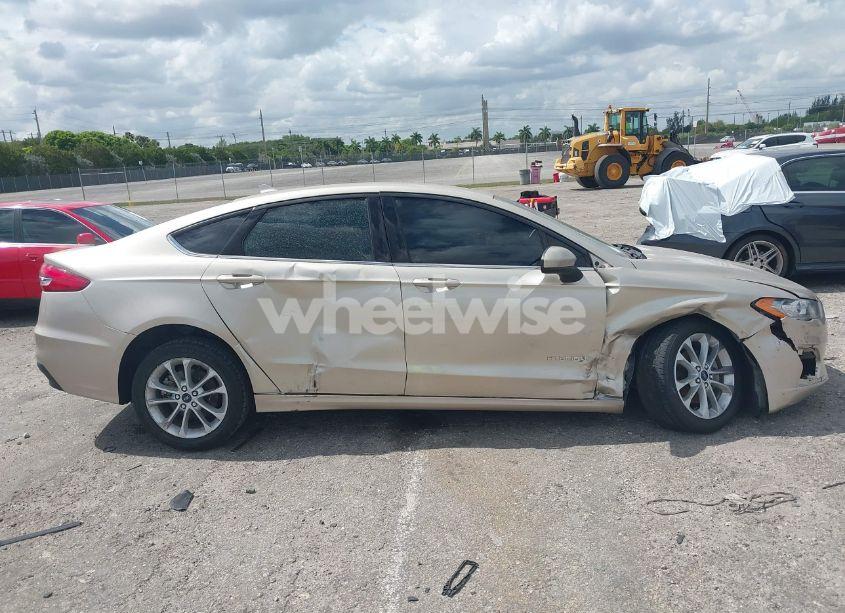 Photo 13 of 2019 Ford Fusion HYBRID SE (VIN 3FA6P0LU0KR155046)