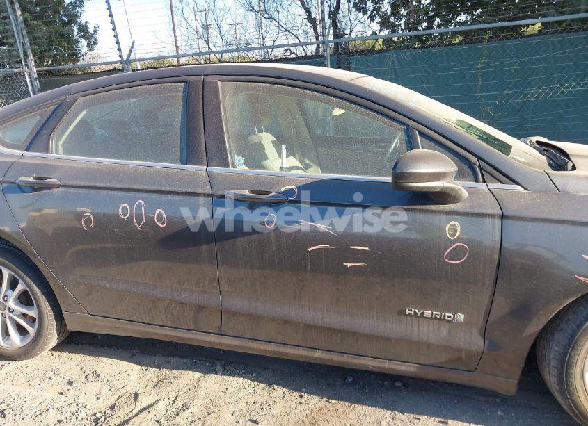 Photo 13 of 2019 Ford Fusion HYBRID SE (VIN 3FA6P0LU0KR188418)