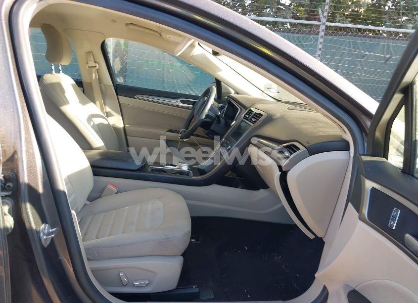 Photo 5 of 2019 Ford Fusion HYBRID SE (VIN 3FA6P0LU0KR188418)