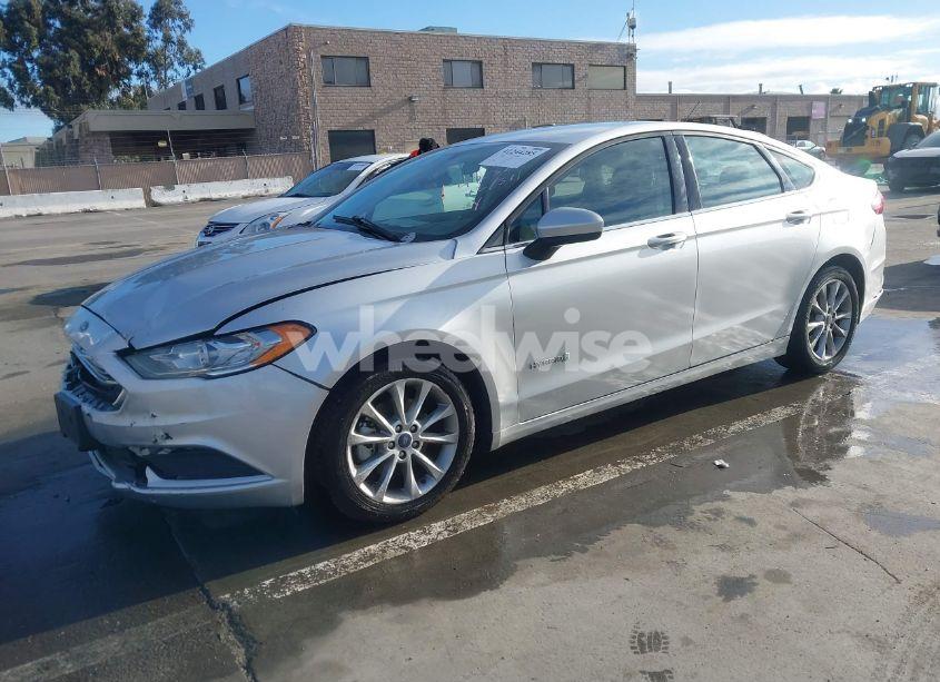 Photo 2 of 2017 Ford Fusion HYBRID SE (VIN 3FA6P0LU1HR260882)