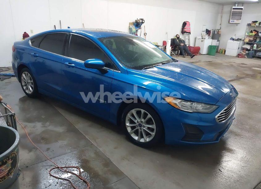 2019 Ford Fusion HYBRID SE (VIN 3FA6P0LU1KR102727) main photo