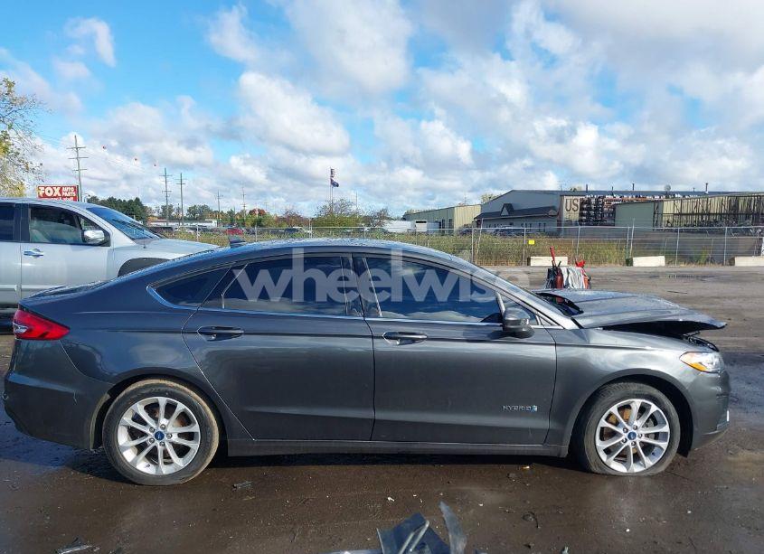 Photo 13 of 2019 Ford Fusion HYBRID SE (VIN 3FA6P0LU1KR112917)