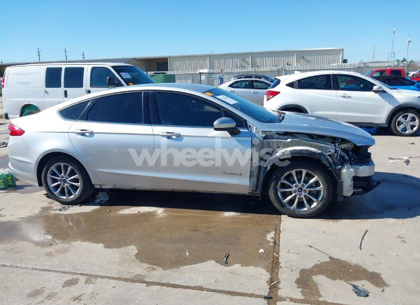 Photo 14 of 2017 Ford Fusion HYBRID SE (VIN 3FA6P0LU2HR380786)