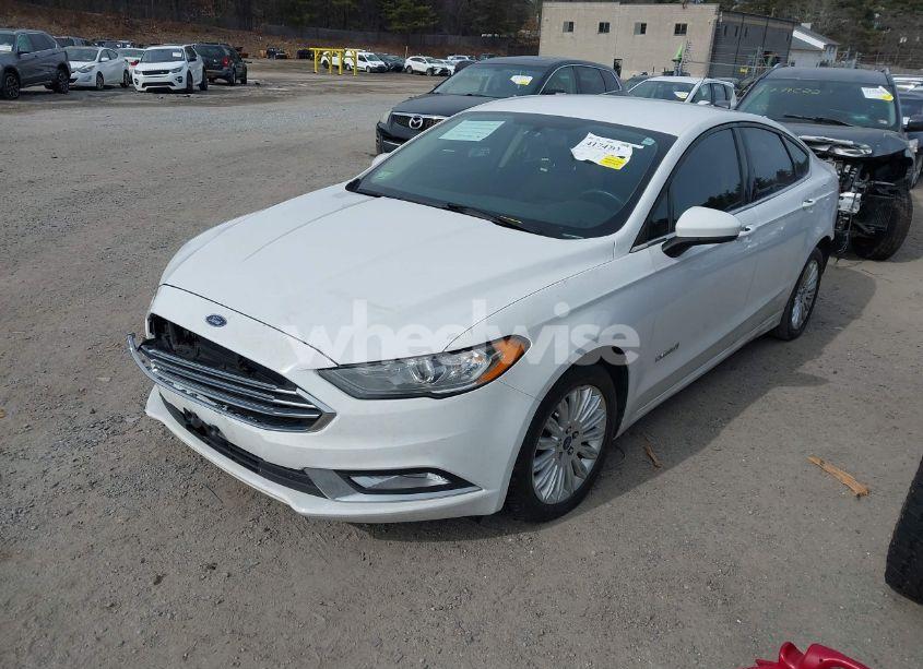 Photo 2 of 2018 Ford Fusion HYBRID SE (VIN 3FA6P0LU2JR131569)