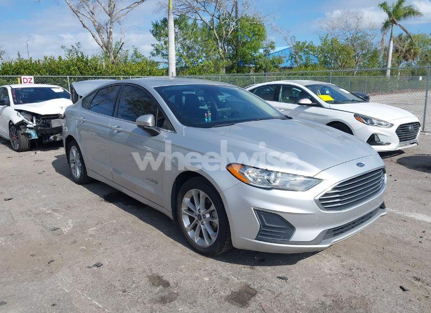2019 Ford Fusion HYBRID SE (VIN 3FA6P0LU2KR151872) main photo