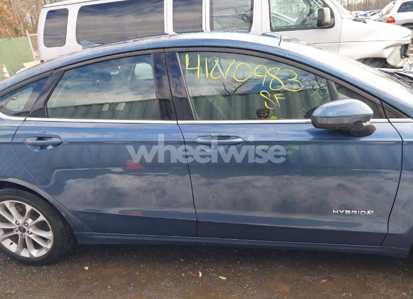 Photo 13 of 2019 Ford Fusion HYBRID SE (VIN 3FA6P0LU2KR194348)