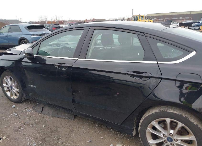 Photo 13 of 2019 Ford Fusion HYBRID SE (VIN 3FA6P0LU2KR214727)