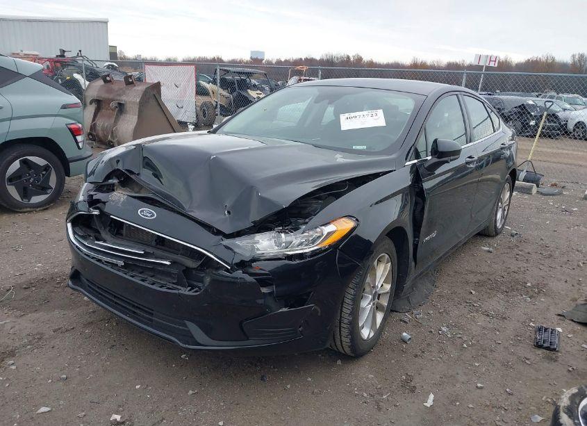 Photo 2 of 2019 Ford Fusion HYBRID SE (VIN 3FA6P0LU2KR214727)