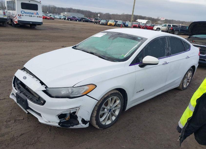Photo 2 of 2019 Ford Fusion HYBRID SE (VIN 3FA6P0LU2KR223122)