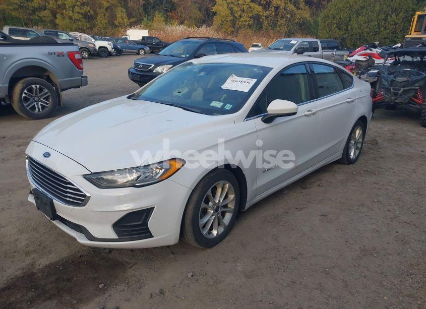 Photo 2 of 2019 Ford Fusion HYBRID SE (VIN 3FA6P0LU2KR226702)