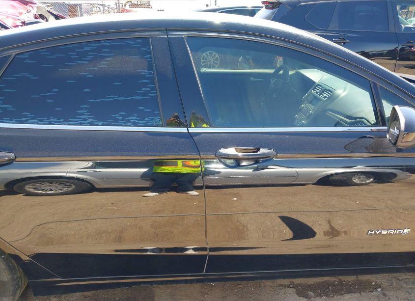 Photo 13 of 2018 Ford Fusion HYBRID SE (VIN 3FA6P0LU3JR219546)