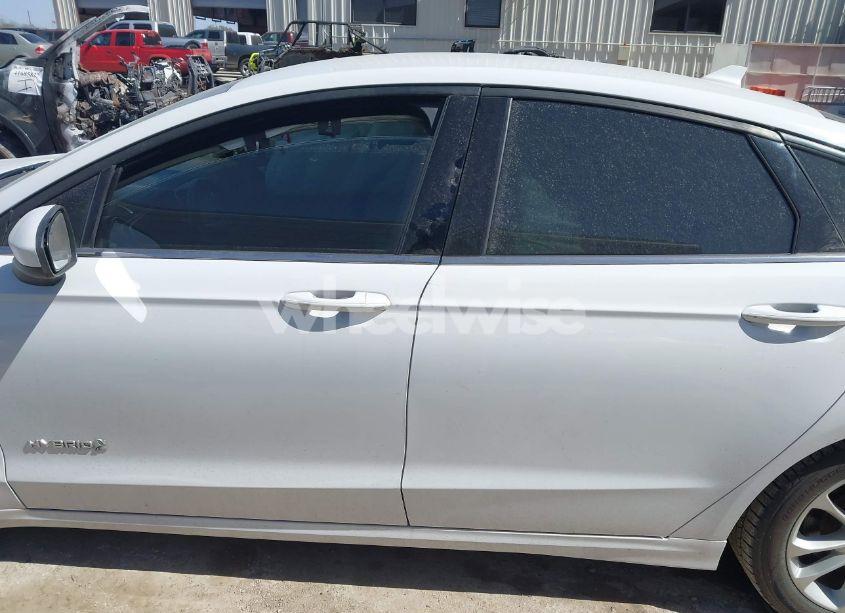 Photo 14 of 2019 Ford Fusion HYBRID SE (VIN 3FA6P0LU3KR206992)
