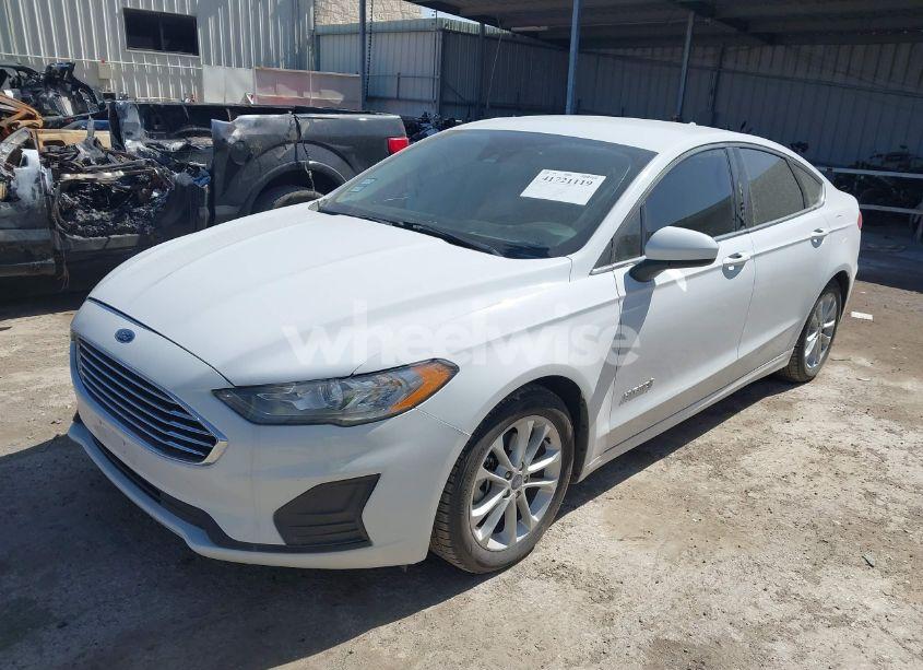 Photo 2 of 2019 Ford Fusion HYBRID SE (VIN 3FA6P0LU3KR206992)