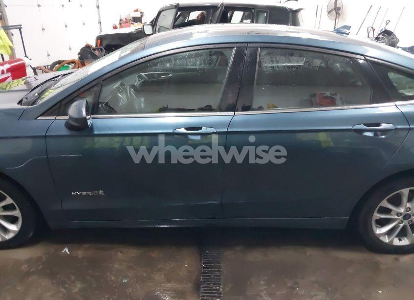 Photo 14 of 2019 Ford Fusion HYBRID SE (VIN 3FA6P0LU3KR214865)