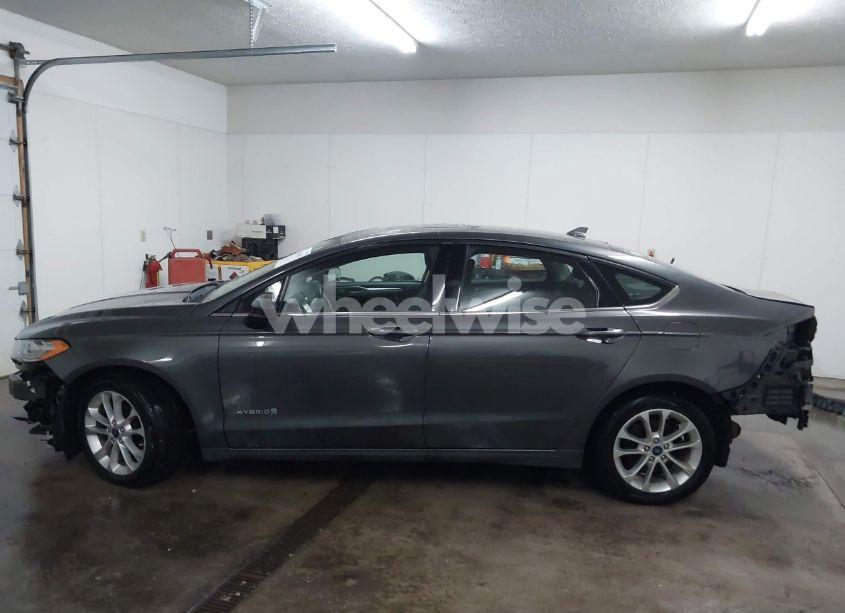 Photo 15 of 2019 Ford Fusion HYBRID SE (VIN 3FA6P0LU4KR112782)