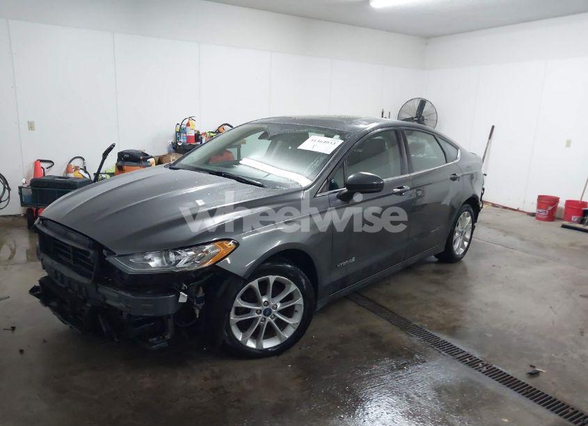 Photo 2 of 2019 Ford Fusion HYBRID SE (VIN 3FA6P0LU4KR112782)