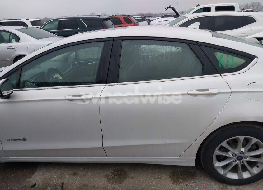 Photo 14 of 2019 Ford Fusion HYBRID SE (VIN 3FA6P0LU4KR187398)