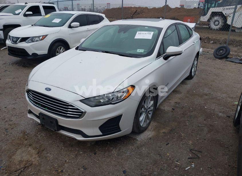 Photo 2 of 2019 Ford Fusion HYBRID SE (VIN 3FA6P0LU4KR187398)