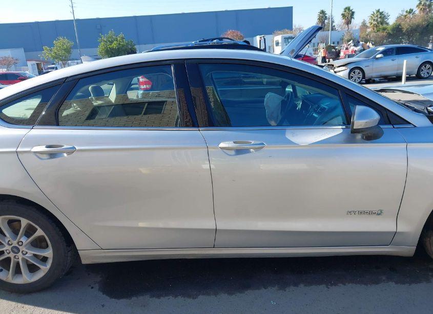Photo 13 of 2019 Ford Fusion HYBRID SE (VIN 3FA6P0LU5KR207478)