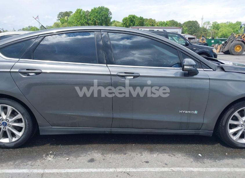 Photo 13 of 2016 Ford Fusion SE HYBRID (VIN 3FA6P0LU6GR127095)