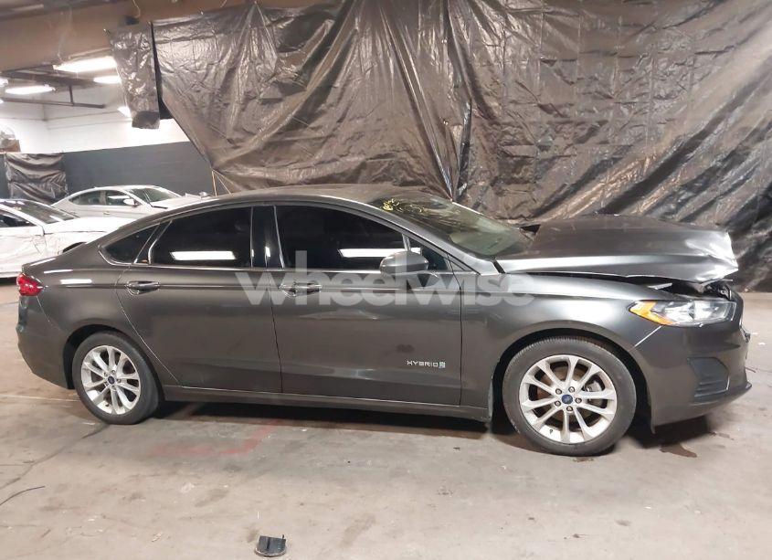 Photo 13 of 2019 Ford Fusion HYBRID SE (VIN 3FA6P0LU6KR157965)