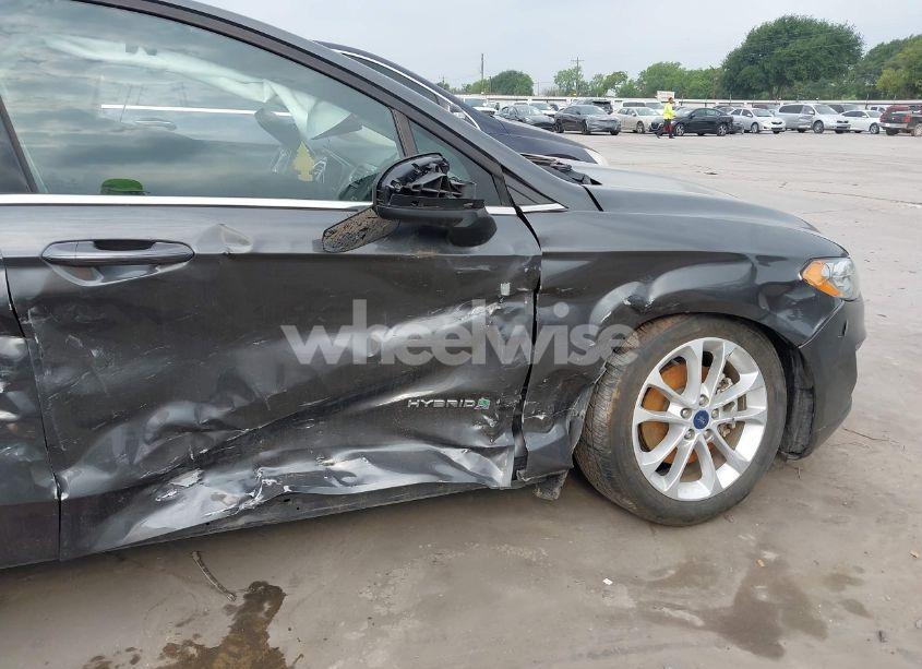Photo 13 of 2019 Ford Fusion HYBRID SE (VIN 3FA6P0LU6KR183899)