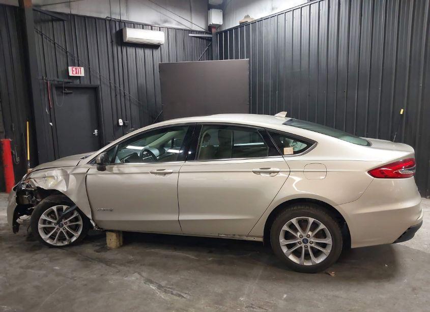 Photo 15 of 2019 Ford Fusion HYBRID SE (VIN 3FA6P0LU6KR212396)