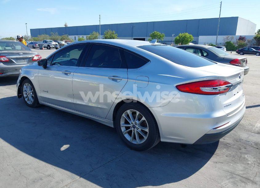 Photo 3 of 2019 Ford Fusion HYBRID SE (VIN 3FA6P0LU7KR137840)
