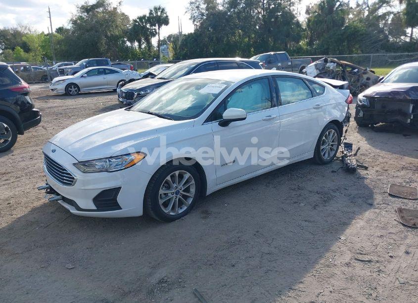 Photo 2 of 2019 Ford Fusion HYBRID SE (VIN 3FA6P0LU7KR240949)