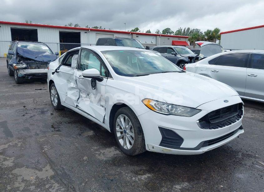 2019 Ford Fusion HYBRID SE (VIN 3FA6P0LU8KR167610) main photo