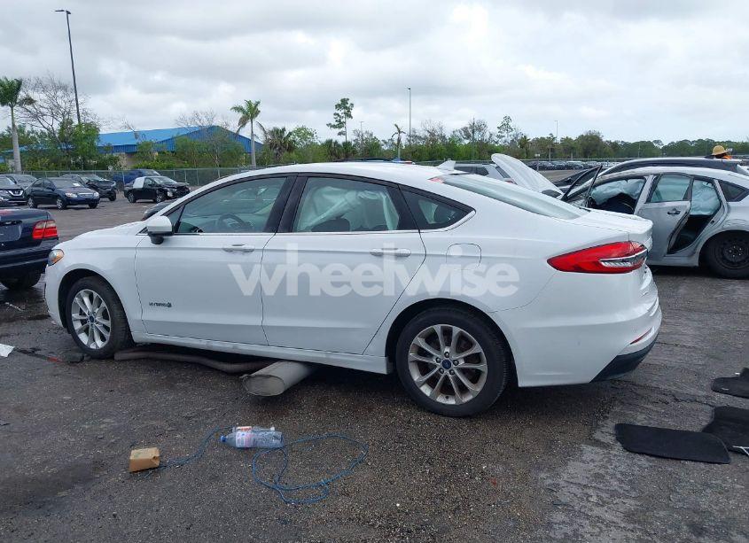 Photo 14 of 2019 Ford Fusion HYBRID SE (VIN 3FA6P0LU8KR167610)