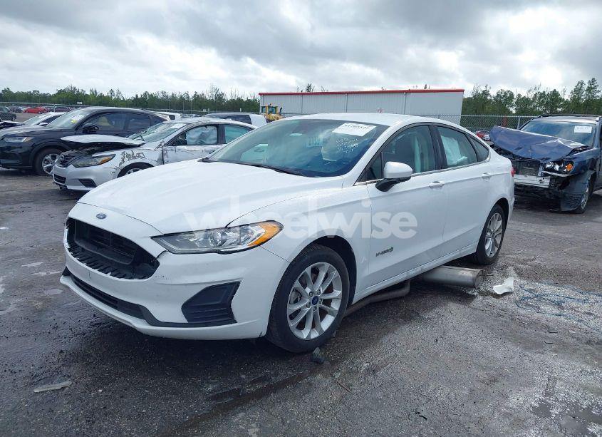Photo 2 of 2019 Ford Fusion HYBRID SE (VIN 3FA6P0LU8KR167610)