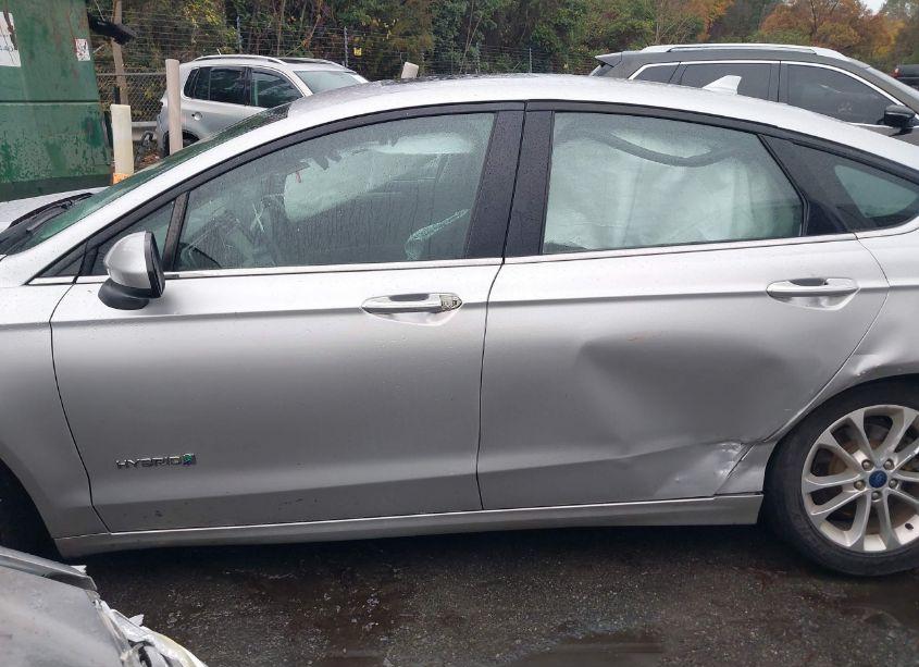 Photo 14 of 2019 Ford Fusion HYBRID SE (VIN 3FA6P0LU8KR180566)