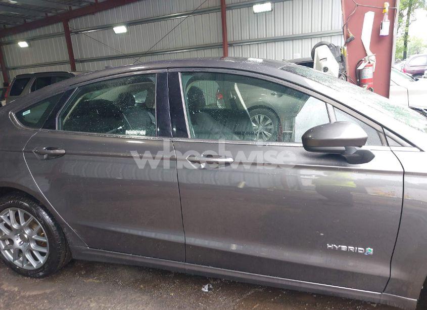 Photo 14 of 2019 Ford Fusion HYBRID SE (VIN 3FA6P0LU8KR205563)